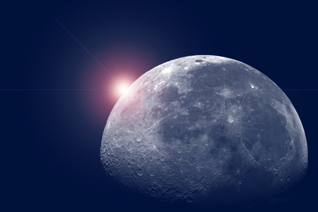 深い青の宇宙に輝く神秘的な月