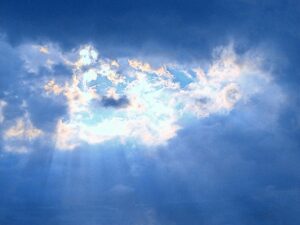 厚い雲の隙間から差し込む幻想的な太陽の光