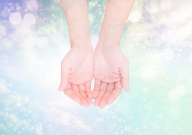 柔らかな光の中で両手のひらを差し出す癒やしのイメージ